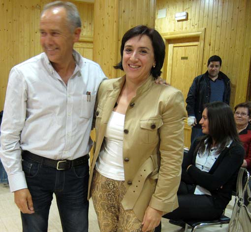 El Secretario General saliente felicita a la nueva responsable El Secretario General saliente felicita a la nueva responsable