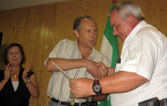  Pepe-Ina recibe el premio Tomás Meabe de manos del secretrario general y alcalde de Alhama, Francisco Escobedo 