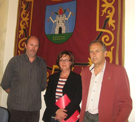 Tres de los protagonistas del pleno, el alcalde y la concejala de Ventas de Zafarraya, que leyó las conclusiones, y el alcalde de Alhama Tres de los protagonistas del pleno, el alcalde y la concejala de Ventas de Zafarraya, que leyó las conclusiones, y el alcalde de Alhama