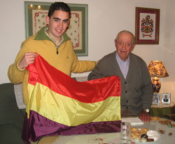  José Miguel Valderrama, secretario local de las JJ.SS., entrega la bandera de la República a Paco Serrato 