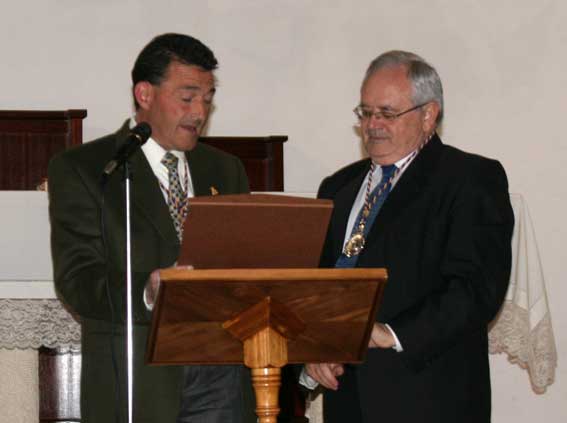 El Hermano Mayor agradece las plabras del pregonero de 2009