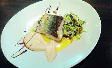 Merluza a la plancha sobre crema de almendras y salteado de tallarines Merluza a la plancha sobre crema de almendras y salteado de tallarines
