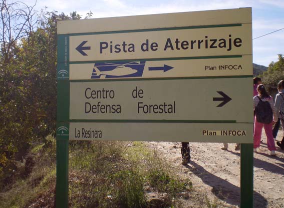 Aficionados al motocross usan  las pistas forestales del Parque Natural para practicar su deporte favorito  