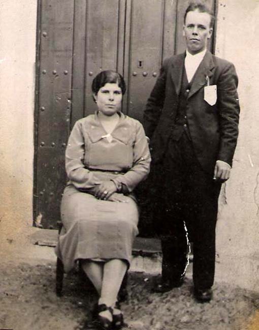Los abuelos de Teresa Miján, José Martín Gonzalez (Jose Manuel 'el fogonero') y su abuela Carmen Moreno Franco Los abuelos de Teresa Miján, José Martín Gonzalez (Jose Manuel 'el fogonero') y su abuela Carmen Moreno Franco