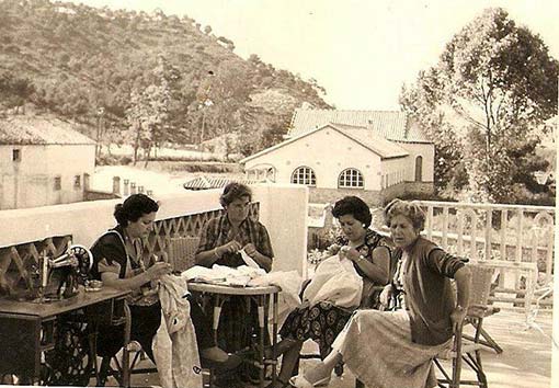 Las modistillas, Concha, mujer de Jaime y María Luisa, mujer de Paulino con otras dos amigas Las modistillas, Concha, mujer de Jaime y María Luisa, mujer de Paulino con otras dos amigas