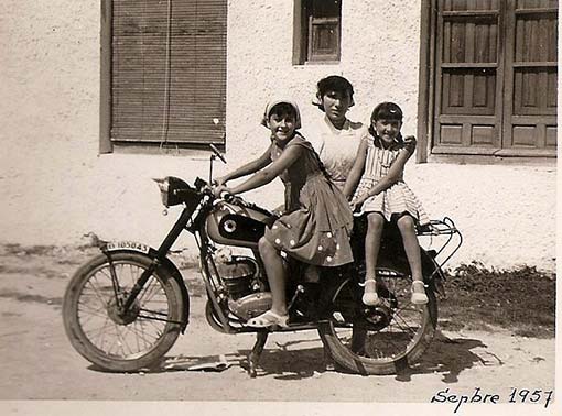 Toñuca y Mari Carmen, hijas de Jaime, en la moto de su padre, con otra amiga