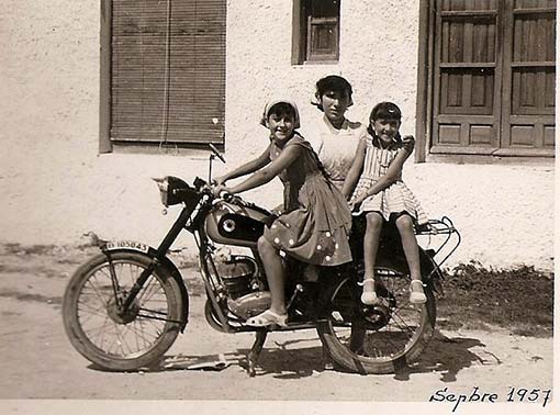 Toñuca y Mari Carmen, hijas de Jaime, en la moto de su padre, con otra amiga Toñuca y Mari Carmen, hijas de Jaime, en la moto de su padre, con otra amiga