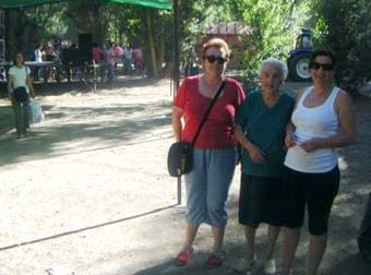 las hermanas Teresa Castillo, Francisca Castillo y  María Castillo  junto a su madre Juana Escobedo “La Tomilla”