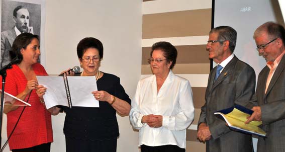 Mari Ángeles García lee sus poemas a los homenajeados Mari Ángeles García lee sus poemas a los homenajeados