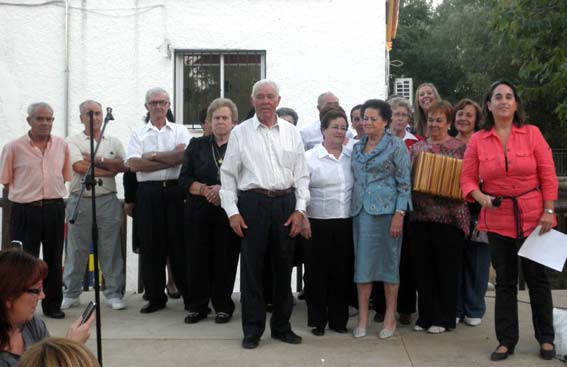  Los homenajeado con el coro del centro y la directora del mismo (de rojo) María Valenzuela 