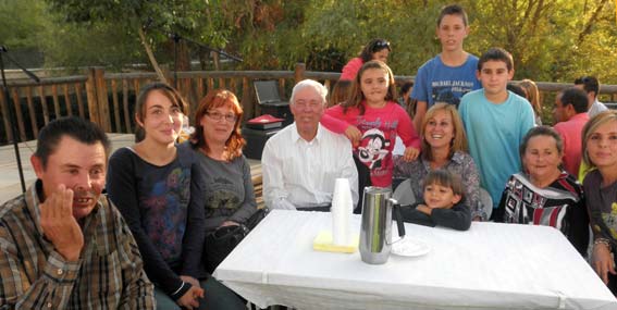  Antonio Correa rodeado de su familia 