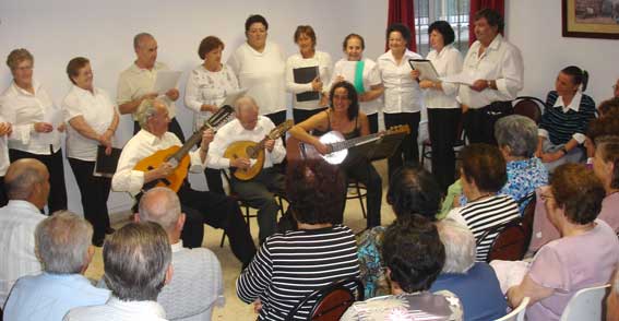  El coro y rondalla del propio centro cerraron las actividades 