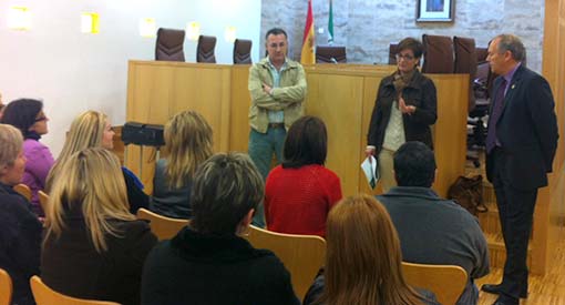 Alumnos y docentes del Taller de Empleo ‘Tratamientos hidrotermales’ junto a la delegada de Economía, Innovación, Ciencia y Empleo, el presidente de la Asociación Termalismo de Andalucía, Francisco Escobedo, y el alcalde de Alhama de Almería