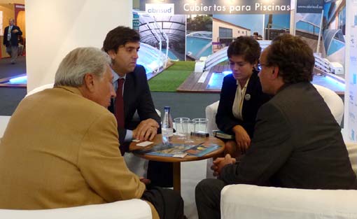  Xavier Ballbé y Raquel Díaz (a la dcha.) del Observatorio, reunidos con representantes turísticos de Argentina 