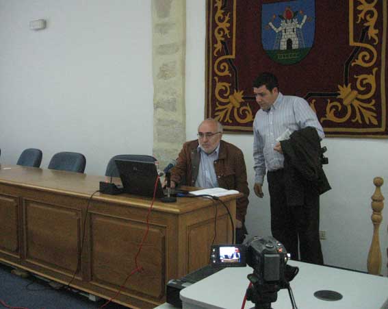  Antonio Arenas se prepara para iniciar su conferencia 