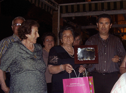 Entrega de la placa de agradecimiento a Agustin Galindo