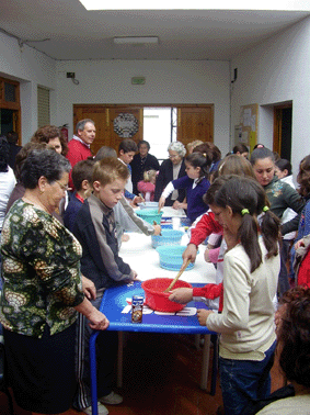 Abuelas y nietos hacen jabon