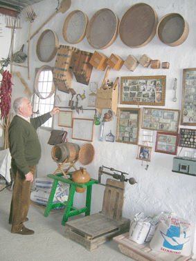 Manuel nos muestra sus aperos agrícolas