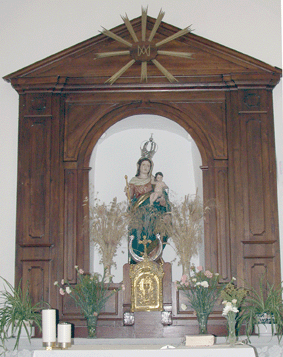 La Virgen del Rosario en su altar