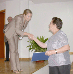 Una de las autoras recoge su ejemplar de mano de la Diputada Una de las autoras recoge su ejemplar de mano de la Diputada