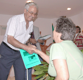 El alcalde de Cacín entrega un ejemplar El alcalde de Cacín entrega un ejemplar
