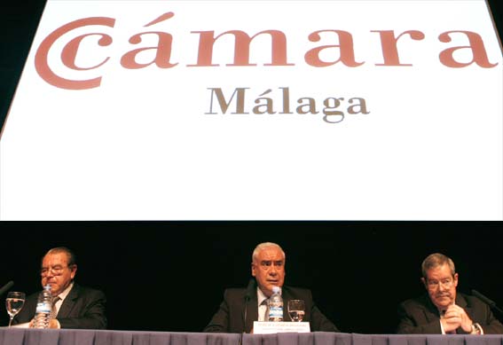  El reelegido presidente de la Cámara de Málaga, Jerónimo Pérez Casero, en el acto de constitución del nuevo Pleno de la Cámara, recientemente celebrado. En el centro el consejero de Turismo, Comercio y Deporte de la Junta de Andalucía, Luciano Alonso Alonso, y a la izquierda Andrés García Maldonado 