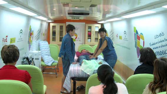  Clases prácticas en el interiror del CuidaBus 