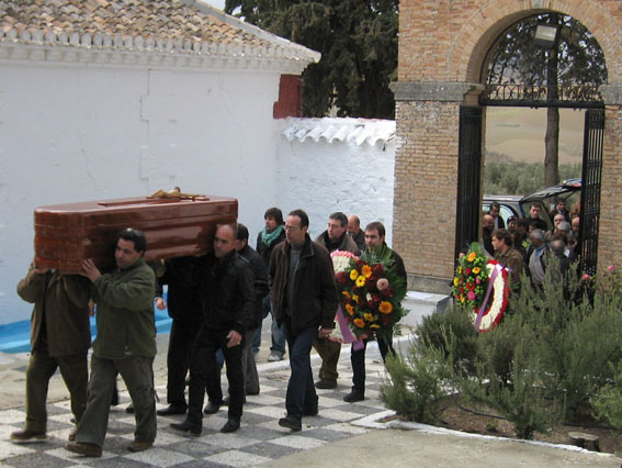  Llega del féretro al cementrio de Alhama 