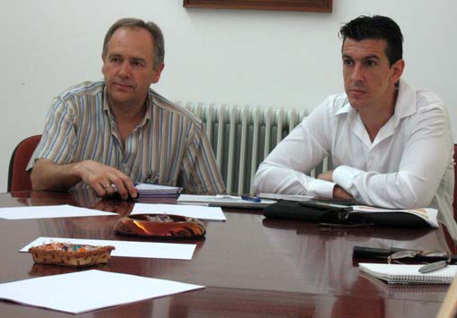  El alcalde de Alhama, Francisco Escobedo, a la izquierda, junto al director técnico del Instituto de Innovación, Manuel Fernández 