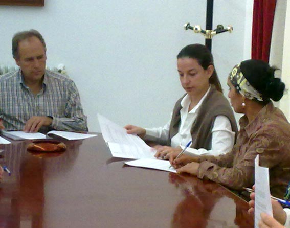 La última foto de Fatiha el Khatiri (a la derecha), el pasado jueves 7 de octubre, pertenece a la firma del contrato con el ayuntamiento, por la que le concedía una vivienda social La última foto de Fatiha el Khatiri (a la derecha), el pasado jueves 7 de octubre, pertenece a la firma del contrato con el ayuntamiento, por la que le concedía una vivienda social