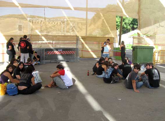  Gente esperando desde primeras horas de la tarde para este concierto 