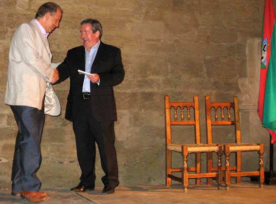  El presidente del Patronato, Andrés García Maldonado, recibe al  invitado de honor, Ignacio F. Benítez Ortuzar 