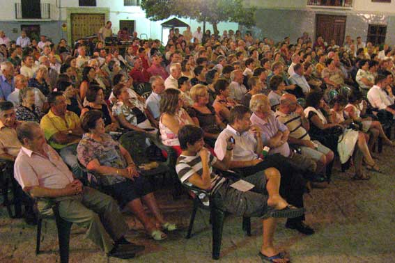 En la primera fila la familia se Ignacio, seguida de numeroso público En la primera fila la familia se Ignacio, seguida de numeroso público