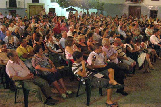  En la primera fila la familia se Ignacio, seguida de numeroso  público 