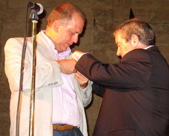  Ignacio recibe el pin de la bandera de Alhama, de manos del  presidente del Patronato 