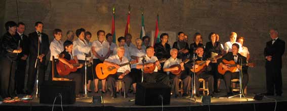 Ambas corales interpretaron conjuntamente el romance del ¡Ay de mi Alhama! Ambas corales interpretaron conjuntamente el romance del ¡Ay de mi Alhama!