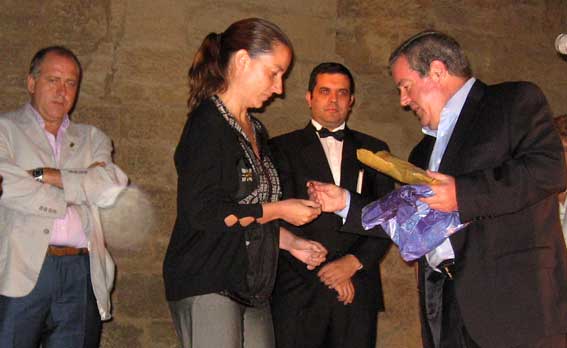 El presidente del Patronato entrega un pin de la bandera de Alhama a la representante del Ayuntamiento en el Acto, Sonia Jiménez El presidente del Patronato entrega un pin de la bandera de Alhama a la representante del Ayuntamiento en el Acto, Sonia Jiménez