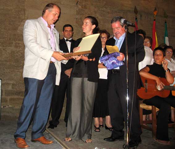  La Teniente de Alcalde y Concejala de Cultura, Sonia Jiménez,  entrega una placa conmemorativa del acto a Ignacio Benítez 