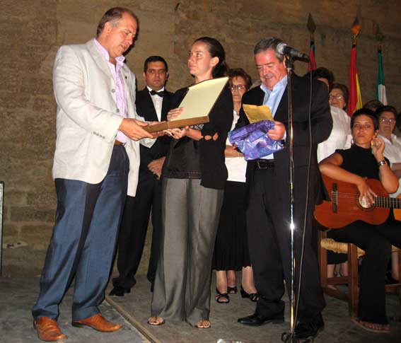 La Teniente de Alcalde y Concejala de Cultura, Sonia Jiménez, entrega una placa conmemorativa del acto a Ignacio Benítez La Teniente de Alcalde y Concejala de Cultura, Sonia Jiménez, entrega una placa conmemorativa del acto a Ignacio Benítez