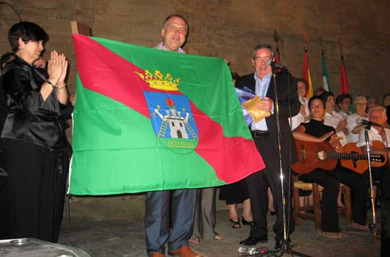 El Patronato entregó a Ignacio Benítez una bandera de Alhama 