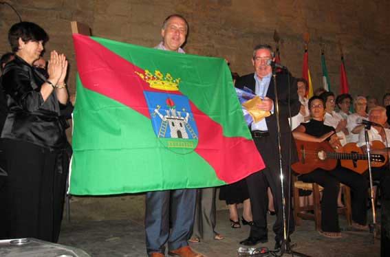 El Patronato entregó a Ignacio Benítez una bandera de Alhama El Patronato entregó a Ignacio Benítez una bandera de Alhama
