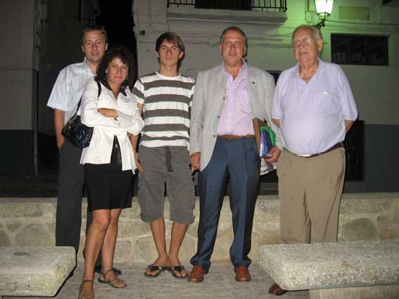 Ignacio Benítrez con su familia al final del acto Ignacio Benítrez con su familia al final del acto