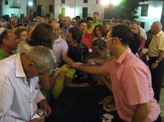  Al final se le repartió al público asistente el pin de la bandera  de Alhama y un vale para retirar el libro conmemorativo de esta XIII  Velada, que podrán retirar en el ayuntamiento a lo largo del mes de  agosto de 2009 