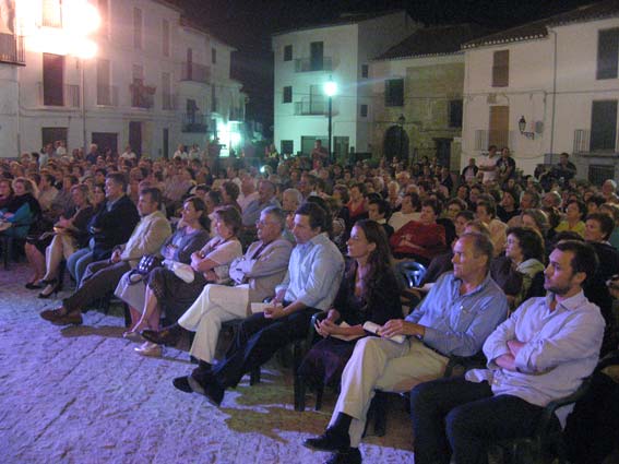  En primer plano el alcalde de Zafarraya, invitado a la Velada, junto al alcalde de Alhama 