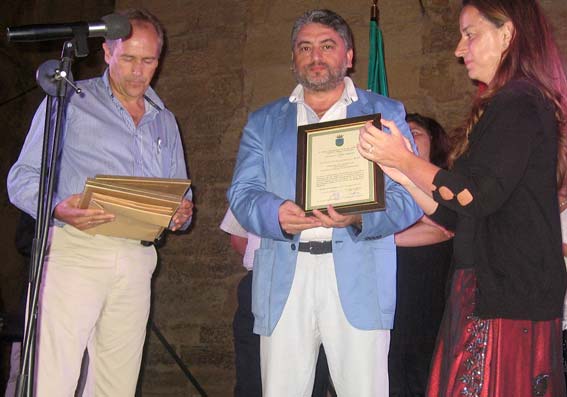  La concejala de Cultura, Sonia Jiménez, le entregó el recuerdo de agradecimiento al maestro Gordillo 