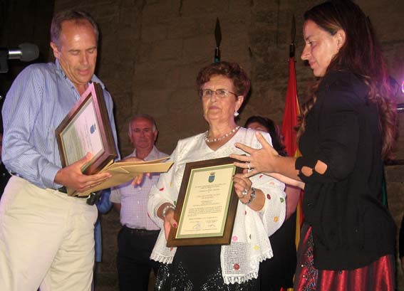  La representante del Centro de Día de Alhama recoge el diploma de agradecimiento 