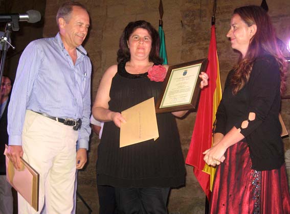  La representante del coro rociero de Jayena recoge el diploma de agradecimiento 