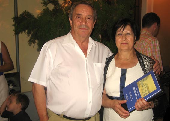 El público salió satisfecha de una nueva noche de romances y el libro sobre los tres dibujos de Alhama El público salió satisfecha de una nueva noche de romances y el libro sobre los tres dibujos de Alhama