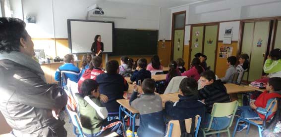 La escritora Ayes Tortosa en un aula del CPR Los Castaños 