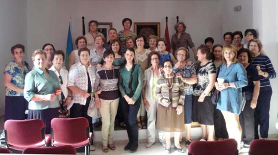 Las asistentes posan junto a la escritora, Beatriz Ros 